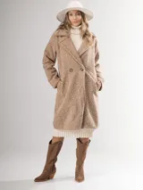 Tapado celeste de paño con doble botonadura, cuello solapa y bolsillos laterales.