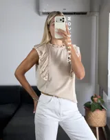 Blusa blanca de símil lino con cuello redondo fruncido, doble volado en las mangas con detalle de encaje.