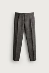 Pantalón de traje regular fit de la colección especial Aaron Levine x Zara, confeccionado en mezcla de lana y lino de color gris. Presenta diseño con pinzas delanteras, bolsillos laterales y traseros de doble vivo con botón, y cierre frontal con cremallera y gancho metálico oculto.