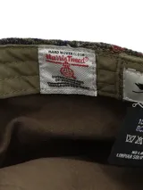 Boina estilo flat cap confeccionada en lana Harris Tweed con diseño de cuadros en tonos verde, rojo y azul. Cuenta con forro interior de algodón orgánico.