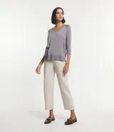 Blusa básica de viscosa verde militar con escote en V, mangas 3/4 y puños anchos en rib. Cuenta con costuras decorativas y dobladillo inferior ancho.