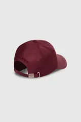 Gorra de nylon bordó con visera curva y logo bordado tono sobre tono en el frente.