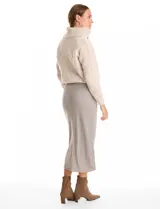 Falda midi de tejido con lurex, color beige, con pretina ancha elastizada y tajo en el ruedo trasero.