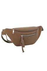 Riñonera Oreiro de color beige, confeccionada en material sintético con cierre principal y bolsillo frontal con cierre y tirador decorativo de cuero sintético con detalles colgantes. Posee correa ajustable con inscripciones y aplique metálico con forma de labios.