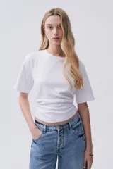 Remera blanca de algodón con cuello redondo y nudo ajustable en la espalda o el frente.