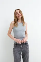 Musculosa de corte ajustado y diseño básico, confeccionada en tejido rib color gris melange, con escote redondo y tiras anchas en los hombros.
