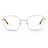 Lentes de receta con armazón metálico plateado de forma cuadrada y patillas con detalle en carey.