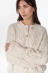Cardigan tejido de punto gris, de corte relajado, con cuello redondo y cierre frontal de botones.