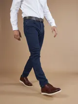 Pantalón de jean azul oscuro, de corte recto.