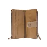 Billetera de símil cuero color taupe, con cierre superior y solapa frontal con broche a presión decorado con una flor en relieve y el logo de la marca.