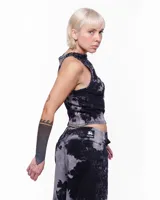 Pantalón de denim negro con estampado batik gris, corte sastrero de pierna ancha, tiro alto y pretina cruzada.