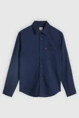 Camisa azul marino de manga larga de Levi's, con cuello camisero, cierre frontal de botones y un bolsillo en el pecho con etiqueta roja distintiva de la marca.