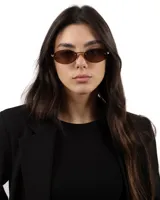 Lentes de sol ovalados con marco dorado y cristales marrones.