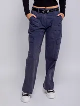 Pantalón cargo color beige de tiro bajo, confeccionado en algodón con efecto desgastado. Presenta seis bolsillos y corte recto.