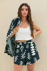 Short verde inglés con estampado abstracto en color blanco, de corte holgado y cintura con elástico.