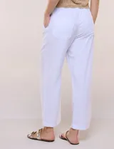 Pantalón crop de algodón y rayón, color beige, con pretina elástica con cordón de ajuste, bolsillos frontales aplicados y corte recto.