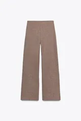 Pantalón palazzo de tiro alto con cintura elástica, confeccionado en tejido de algodón con textura suave y costuras marcadas en el frente.