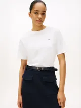 Remera de corte amplio confeccionada en algodón con tejido interlock, cuello redondo, hombros ligeramente caídos y logo de Tommy Hilfiger bordado en el pecho.