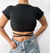 Remera corta de morley con mangas cortas y tiras para atar en la cintura.