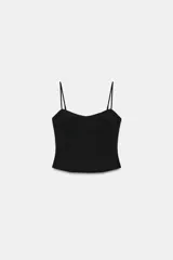 Top de color negro, con escote en pico y tirantes finos ajustables.