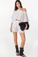 Bolso tipo hobo de cuero marrón oscuro, con diseño trenzado y asa integrada al hombro.