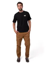 Remera de manga corta y cuello redondo color negro, con el logo de Cat estampado en el pecho izquierdo.
