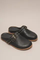 Zueco destalonado de cuero vacuno con estampado de leopardo. Presenta una tira ancha con hebilla metálica dorada sobre el empeine.