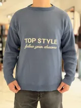 Sweater de punto color beige con cuello redondo, manga larga y diseño estampado en el pecho con las frases "TOP STYLE" y "follow your dreams" en color marrón.