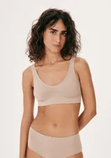 Top deportivo de diseño minimalista y sin costuras, color negro, con escote redondo y tirantes anchos.
