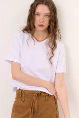Remera de manga corta y cuello redondo color crudo, corte clásico y holgado.