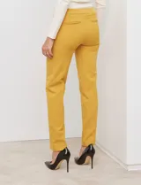 Pantalón de vestir marrón chocolate, marca Zac & Rachel, de corte recto. Presenta bolsillos metálicos simulados en la parte delantera y bolsillos ojal simulados en la parte trasera.