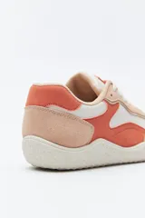 Zapatilla de estilo barefoot color marrón, confeccionada con una combinación de gamuza y materiales sintéticos. Presenta un diseño de perfil bajo con suela de goma flexible en color caramelo que incluye el logo de la marca grabado en el lateral.