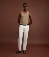 Musculosa masculina de corte regular, confeccionada en tejido flamé con textura acanalada. Presenta cuello redondo y diseño liso sin estampas.