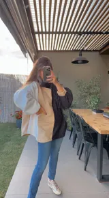 Polerón de cuello alto con diseño color block en blanco, beige y fucsia.