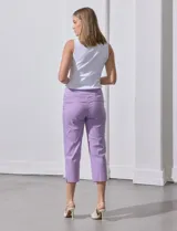 Pantalón capri de gabardina elastizada color beige, marca Zac & Reachel. Pretina ancha elastizada. Delantera y trasera con bolsillos simulados.