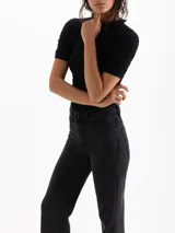 Jean straight tiro medio, fit recto y calce relajado, color negro lavado con diseño clásico de cinco bolsillos.