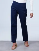 Pantalón largo color beige, de gabardina elastizada, marca Ruby Rd. Delantera con bolsillos simulados y trasera con bolsillos aplicados.