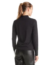 Blusa de cuello alto y manga larga, confeccionada en tejido suave con apliques de strass distribuidos en el frente y las mangas.