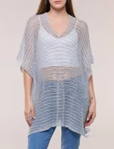 Poncho de tejido de punto abierto crochet con hilos metalizados de lúrex, color gris, ultra liviano, de silueta amplia y fluida, escote en V y mangas cortas integradas estilo capa.