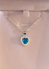 Collar de plata 925 con cadena tipo singapur y dije colgante en forma de corazón con piedra turquesa central rodeada de zirconias.