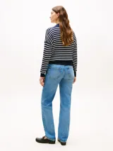 Sweater de punto trenzado Tommy Hilfiger a rayas horizontales azules y blancas, de corte amplio con hombros caídos, cuello tipo polo con solapa y botones dorados, y detalles en punto canalé en cuello, puños y bajo.