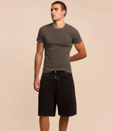 Bermuda baggy de jean color negro con pespuntes contrastantes, cierre de botón y cremallera, y bolsillos laterales. Modelo de la marca Blue Steel.