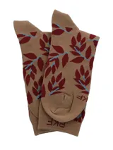 Calcetín de caña media color marrón con estampado de hojas en tonos bordó y celeste, con logo de la marca en la parte superior.