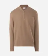 Remera manga larga beige con textura vertical en relieve y cierre frontal parcial en el cuello, confeccionada en mezcla de algodón y poliéster.