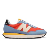 Championes New Balance modelo WS237SD, de dama, con capellada de gamuza y tela de color celeste, naranja y rojo. Presenta el logo "N" en color crema y suela con plataforma en color amarillo.