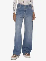 Pantalón jean celeste de corte ancho, con cinturón ancho integrado con hebilla metálica.