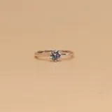 Anillo solitario en plata 925 con circonia engarzada en 6 puntas.