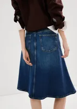 Falda midi evasé de denim azul con diseño de corte trapecio, tiro medio, trabillas y bolsillos.