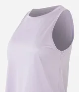 Musculosa deportiva color lila, de corte holgado y bajo redondeado.