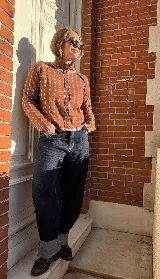 Cardigan reversible de punto con estampado de rombos pequeños, cuello alto y cierre frontal completo con botones. Presenta detalles de ribetes en color contrastante en cuello, puños y cartera de botones.